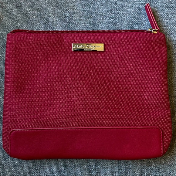 Salvatore Ferragamo: burgundy perfums/cosmetic bag - Picture 4 of 11